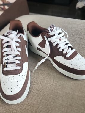 Nike Unisex Low-Top Sneakers in White and Brown
